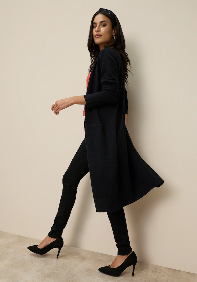 Tamaris Strickjacke »mit figurumspielender Passform« in Longform aus kuschligem Viskosegestrick