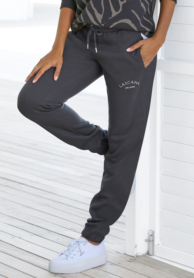 LASCANA Sweathose Loungehose mit seitlichen Taschen und Logostickerei, Loungewear