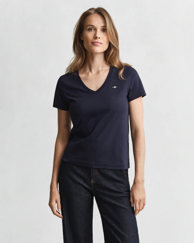 Gant T-Shirt »REG SHIELD KA V-NECK T-SHIRT« mit einer kleinen Logostickerei auf der Brust