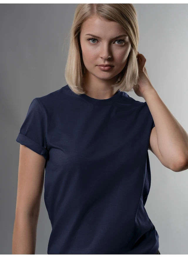 Trigema T-Shirt »TRIGEMA Slim Fit T-Shirt aus DELUXE Baumwolle« 1 Stk.