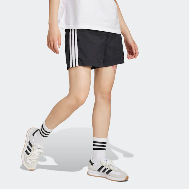 adidas Sportswear Shorts »ESSENTIALS 3-STREIFEN LIFESTYLE WOVEN« für Sport, aus Polyamid, mit Gummizug, leichte Qualität