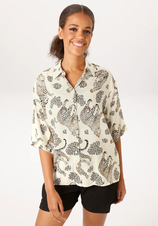 Aniston CASUAL Hemdbluse mit dekorativen Leoparden bedruckt