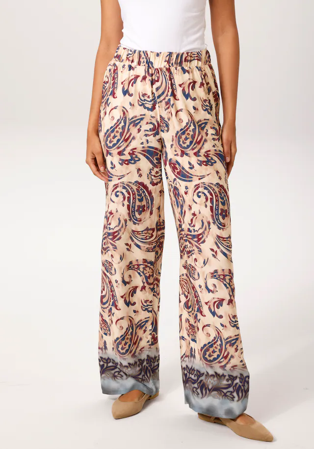 Aniston CASUAL Schlupfhose mit trendigem Paisley-Druck und Bordüre am Saum