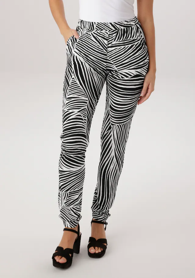 Aniston SELECTED Schlupfhose mit trendigen Allover-Print - NEUE KOLLEKTION