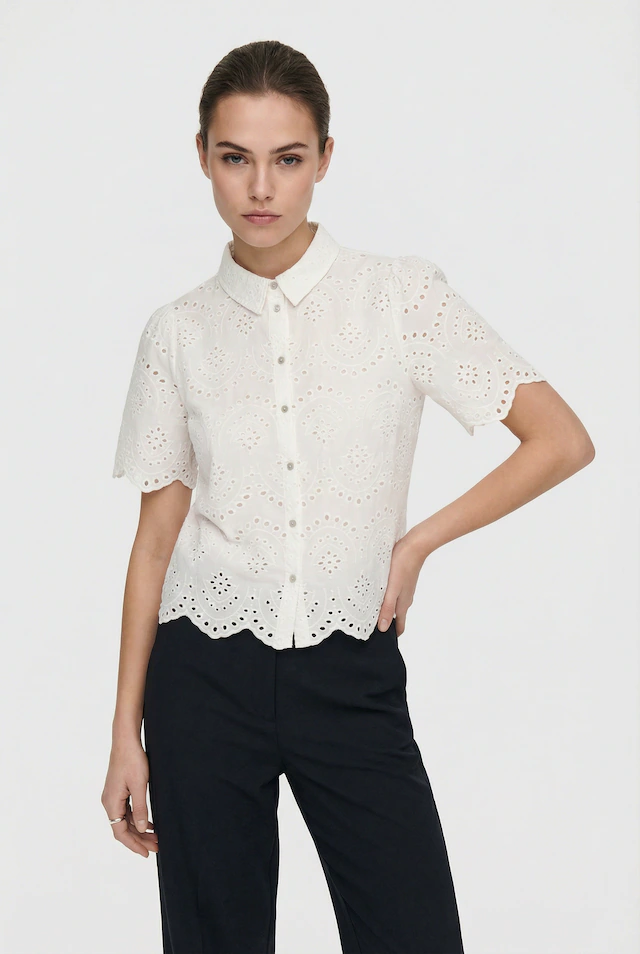 ONLY CARMAKOMA Kurzarmbluse »CARVALAIS S/S SHIRT WVN NOOS« Lochstickerei-Detail