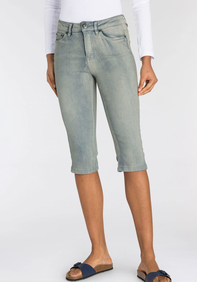 Arizona Caprijeans »mit Schlitz am Saum« schmale Passform,mit stylischen Nieten,hohe Taille
