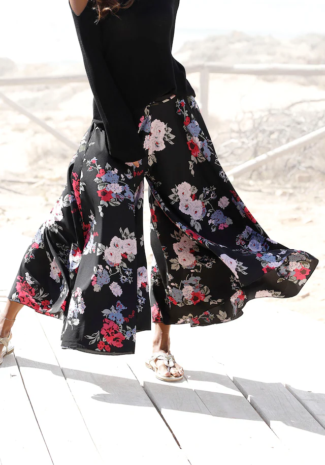 LASCANA Hosenrock mit Blumenprint, Culotte, extraweites Bein, luftige Sommerhose