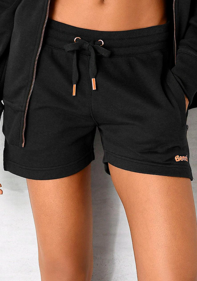 Bench. Loungewear Relaxshorts Sweathose mit kurzen Seitenschlitzen und seitliche Taschen, Loungewear