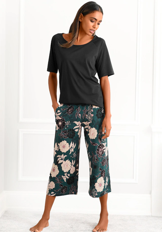 s.Oliver Capri-Pyjama Set, 2 tlg. mit geblümter 3/4-Culotte