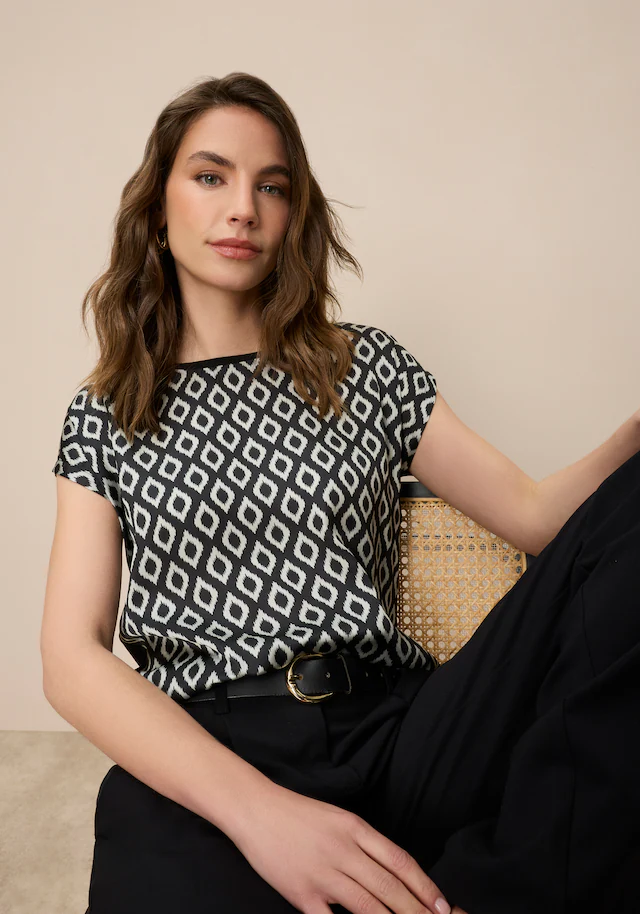 Tamaris Shirtbluse »mit Allover-Print, aus angenehmer Viskosemischung« in lockerer Form mit Satin