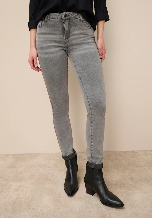 Tamaris Skinny-fit-Jeans »aus bequemen Stretch-Denim« schmale Beinweite, mit Gürtelschlaufenbund, mit Metallreißverschluss