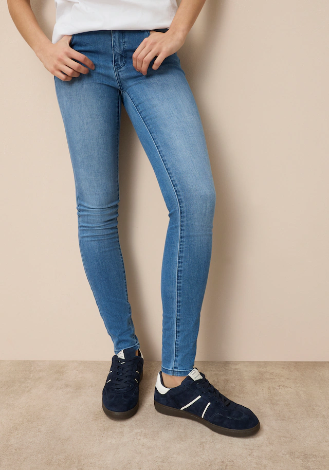 Tamaris Skinny-fit-Jeans »aus bequemen Stretch-Denim« schmale Beinweite, mit Gürtelschlaufenbund, mit Metallreißverschluss