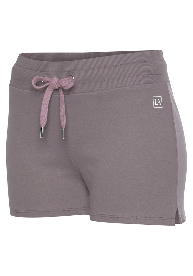 LASCANA ACTIVE Shorts mit kleinen Seitenschlitzen
