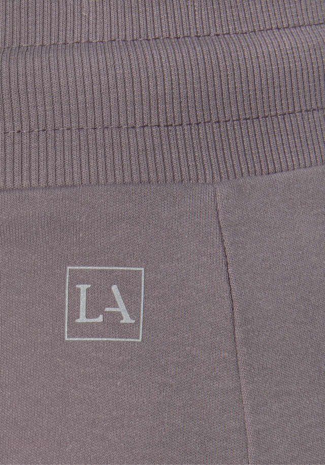 LASCANA ACTIVE Shorts mit kleinen Seitenschlitzen