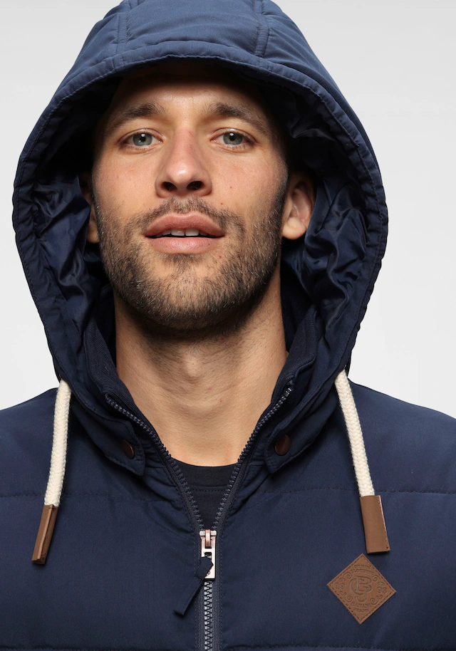 Bruno Banani Steppjacke mit Kapuze leicht, wasserabweisend, modischer Stil, mit dekorativen Badges