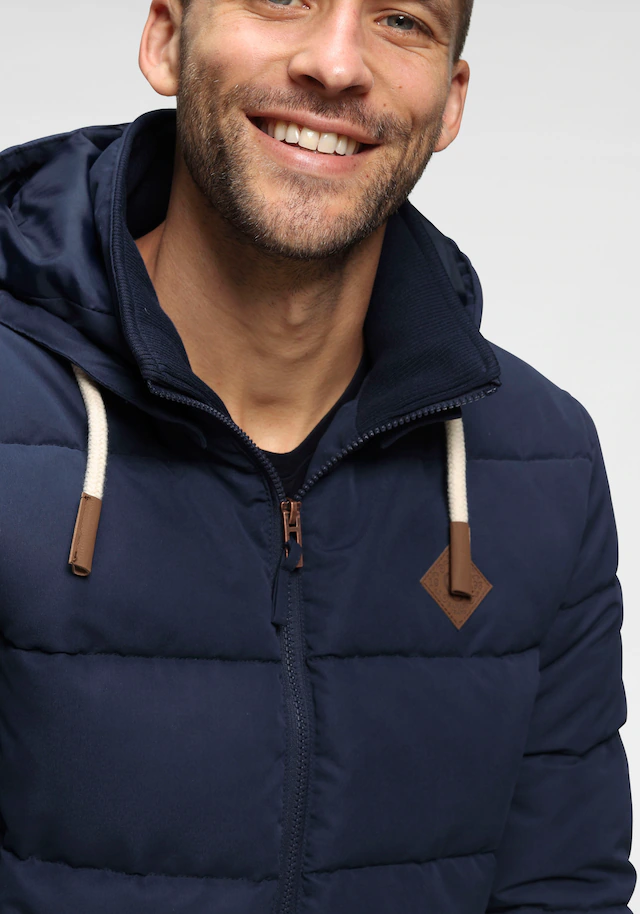 Bruno Banani Steppjacke mit Kapuze leicht, wasserabweisend, modischer Stil, mit dekorativen Badges