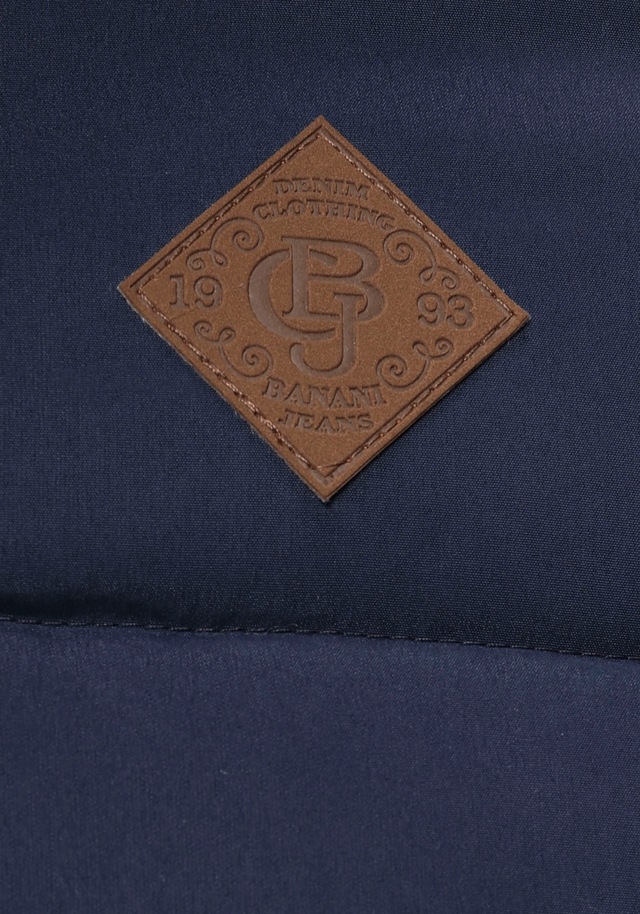 Bruno Banani Steppjacke mit Kapuze leicht, wasserabweisend, modischer Stil, mit dekorativen Badges