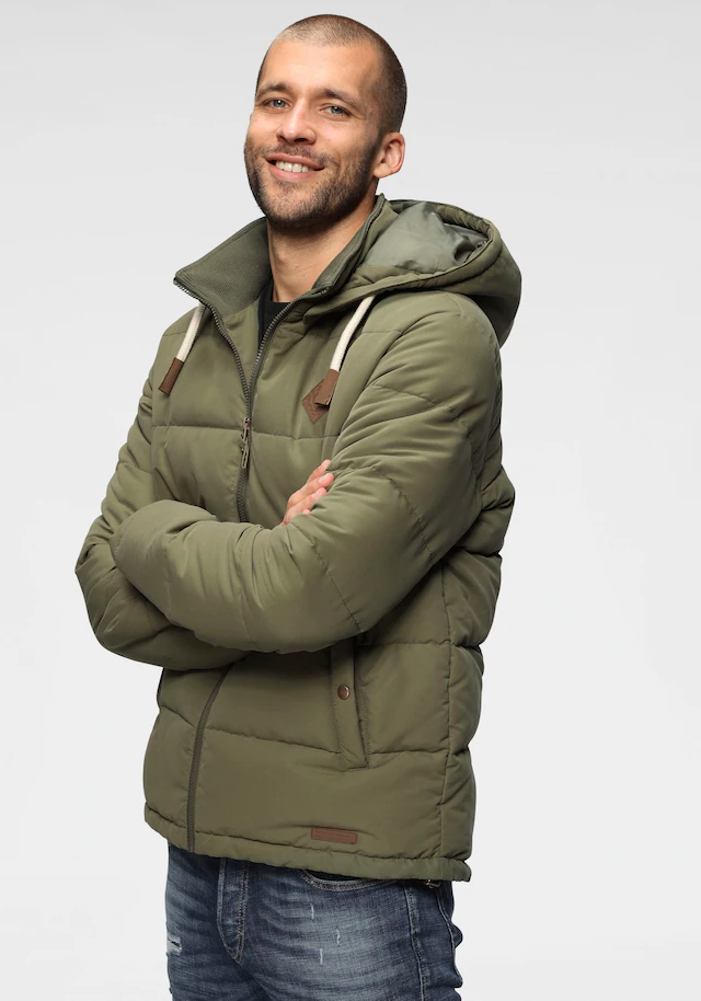 Bruno Banani Steppjacke mit Kapuze leicht, wasserabweisend, modischer Stil, mit dekorativen Badges