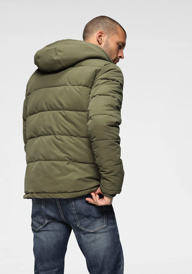 Bruno Banani Steppjacke mit Kapuze leicht, wasserabweisend, modischer Stil, mit dekorativen Badges
