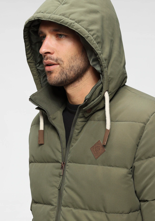 Bruno Banani Steppjacke mit Kapuze leicht, wasserabweisend, modischer Stil, mit dekorativen Badges
