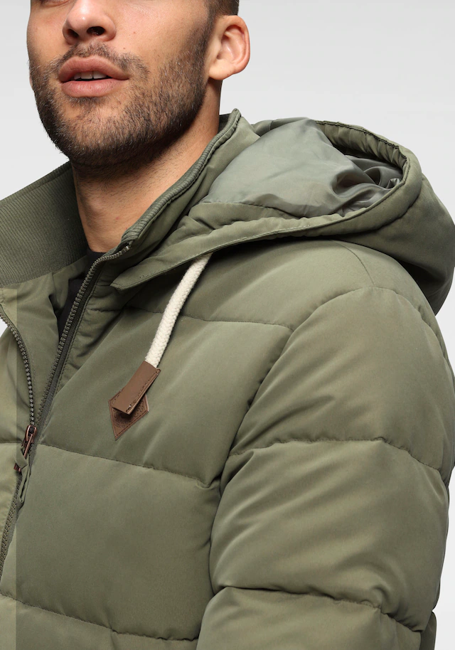 Bruno Banani Steppjacke mit Kapuze leicht, wasserabweisend, modischer Stil, mit dekorativen Badges