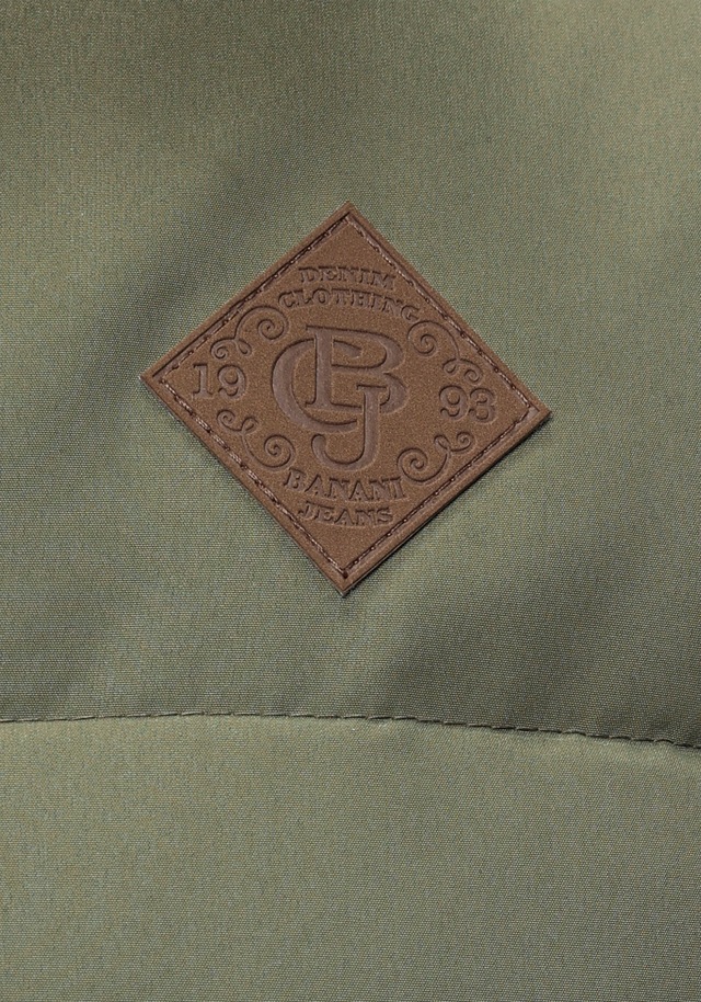 Bruno Banani Steppjacke mit Kapuze leicht, wasserabweisend, modischer Stil, mit dekorativen Badges