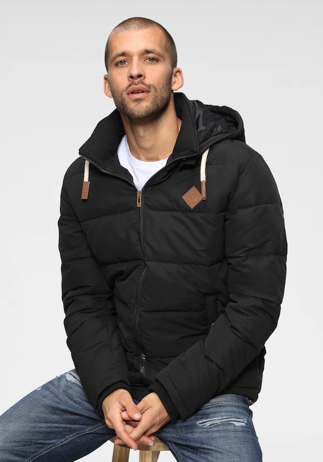 Bruno Banani Steppjacke mit Kapuze leicht, wasserabweisend, modischer Stil, mit dekorativen Badges