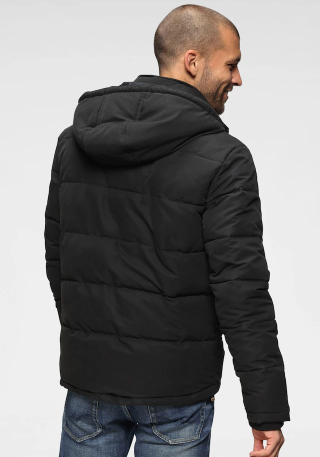 Bruno Banani Steppjacke mit Kapuze leicht, wasserabweisend, modischer Stil, mit dekorativen Badges