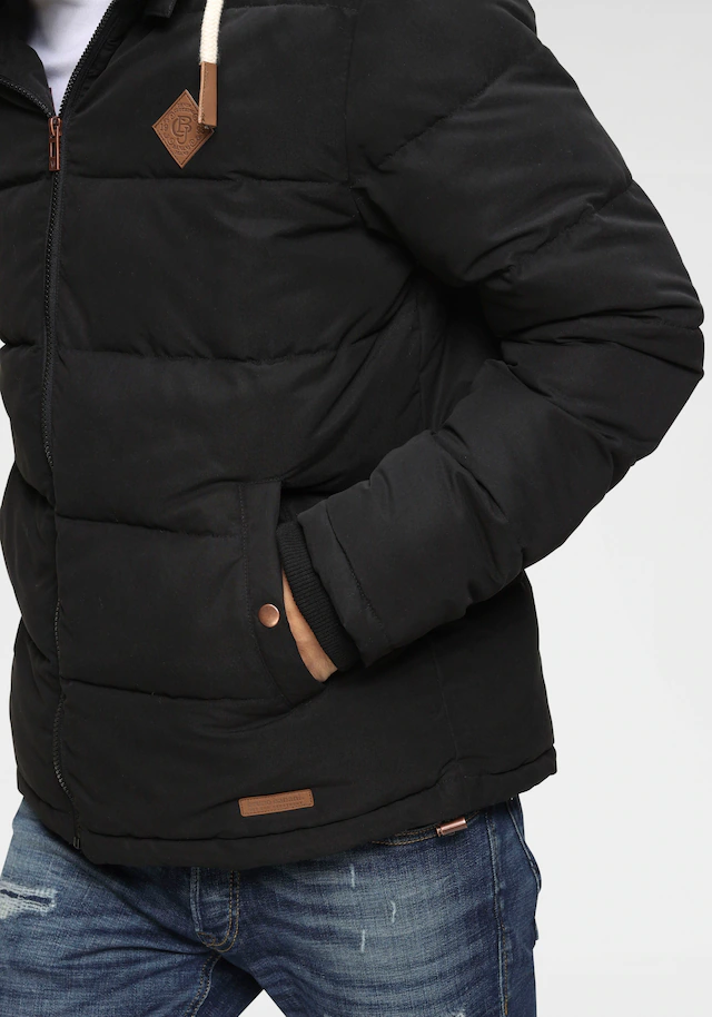 Bruno Banani Steppjacke mit Kapuze leicht, wasserabweisend, modischer Stil, mit dekorativen Badges