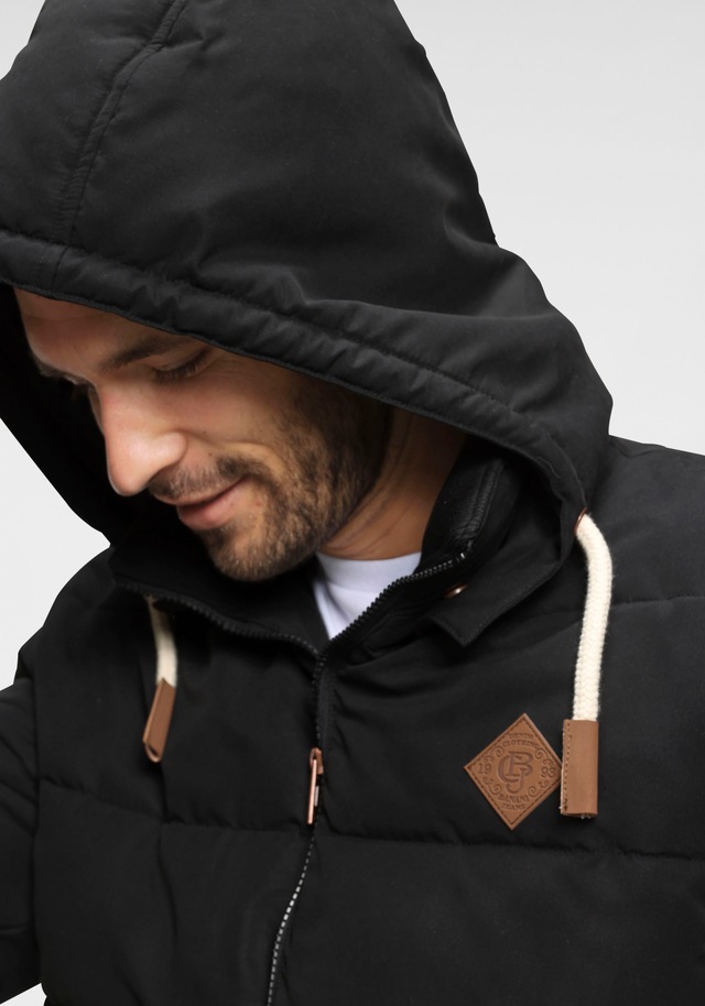 Bruno Banani Steppjacke mit Kapuze leicht, wasserabweisend, modischer Stil, mit dekorativen Badges
