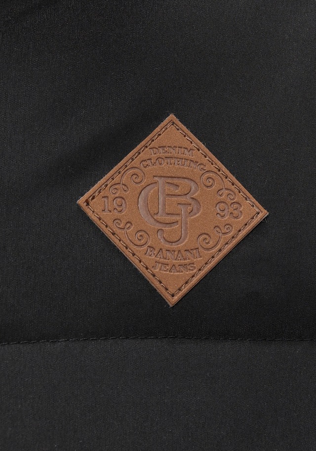 Bruno Banani Steppjacke mit Kapuze leicht, wasserabweisend, modischer Stil, mit dekorativen Badges
