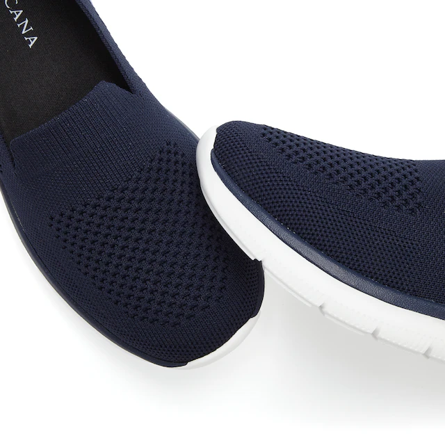 LASCANA Slipper »Halbschuh, Sneaker, Slip-On-Sneaker,« aus bequemen Textil-Material zum Reinschlüpfen VEGAN
