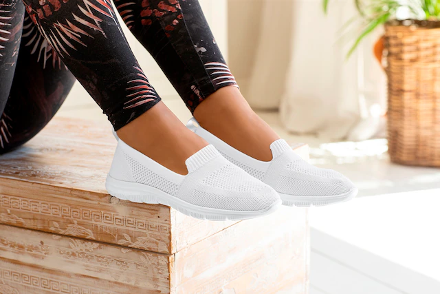 LASCANA Slipper »Halbschuh, Sneaker, Slip-On-Sneaker,« aus bequemen Textil-Material zum Reinschlüpfen VEGAN
