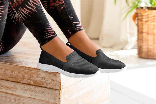 LASCANA Slipper »Halbschuh, Sneaker, Slip-On-Sneaker,« aus bequemen Textil-Material zum Reinschlüpfen VEGAN