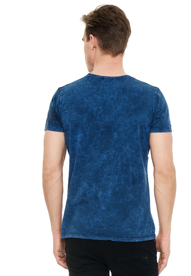 Rusty Neal T-Shirt mit eindrucksvollem Print