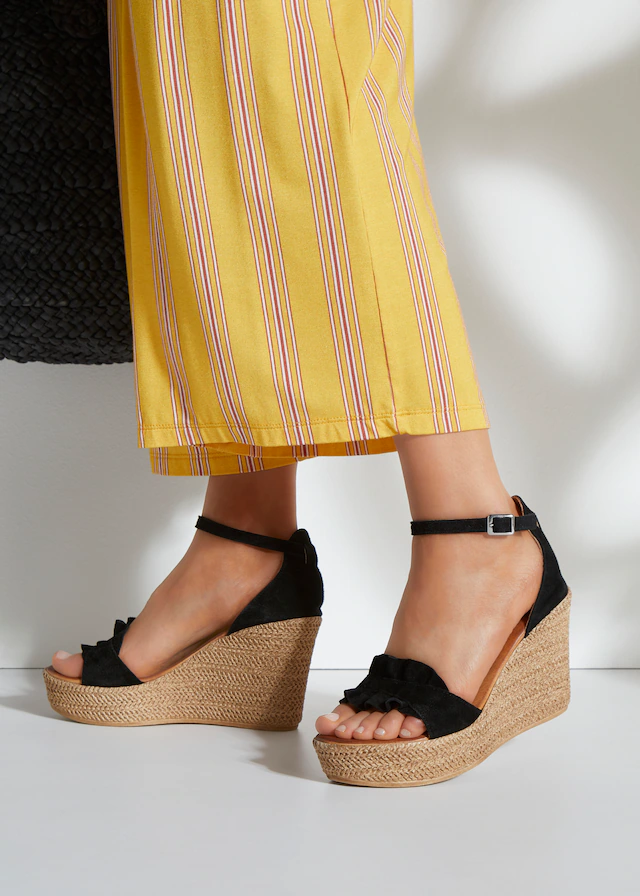 LASCANA Sandalette »Sommerschuh, offener Schuh, Sandale, Keilsandalette,« aus Leder mit Keilabsatz