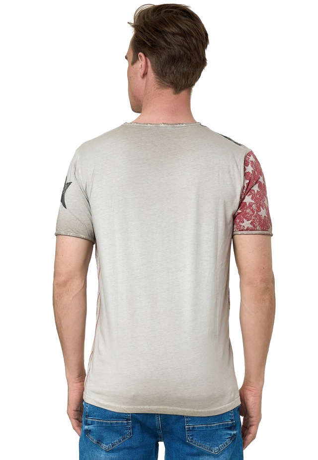 Rusty Neal T-Shirt mit V-Neck