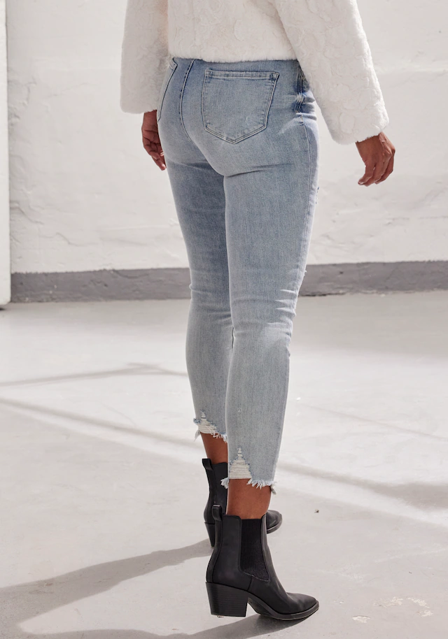 Buffalo Destroyed-Jeans »mit ausgefransten Saumabschlüssen aus bequemer Baumwollmischung« mit ausgefranstem Beinabschluss und Stretchanteil, schmale Passform