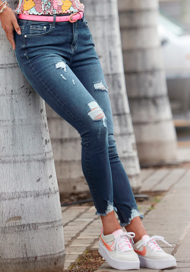 Buffalo Destroyed-Jeans »mit ausgefransten Saumabschlüssen aus bequemer Baumwollmischung« mit ausgefranstem Beinabschluss und Stretchanteil, schmale Passform