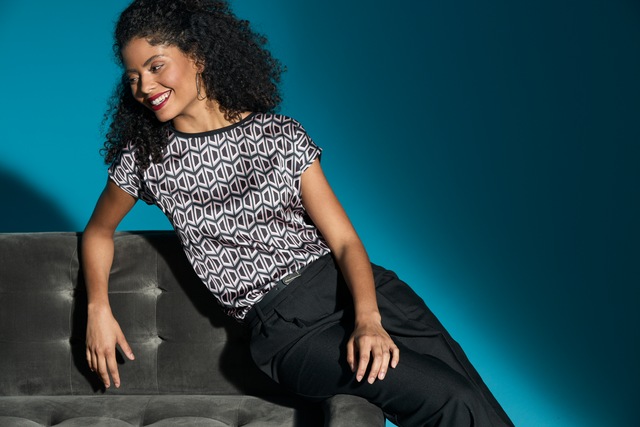 Laura Scott Shirtbluse »im Materialmix mit Satin, verschiedene Muster für jeden Geschmack,« femininer Stil, Rundhalsausschnitt, lockere Passform