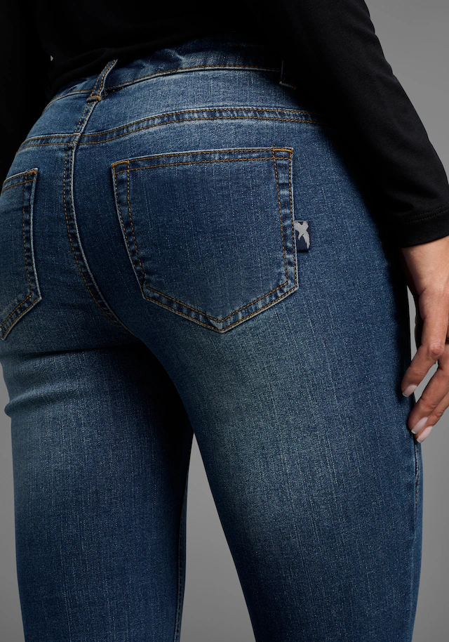 Arizona Bootcut-Jeans »mit Keileinsätzen« ausgestellte Beinform, niedrige Leibhöhe, elastisches Material