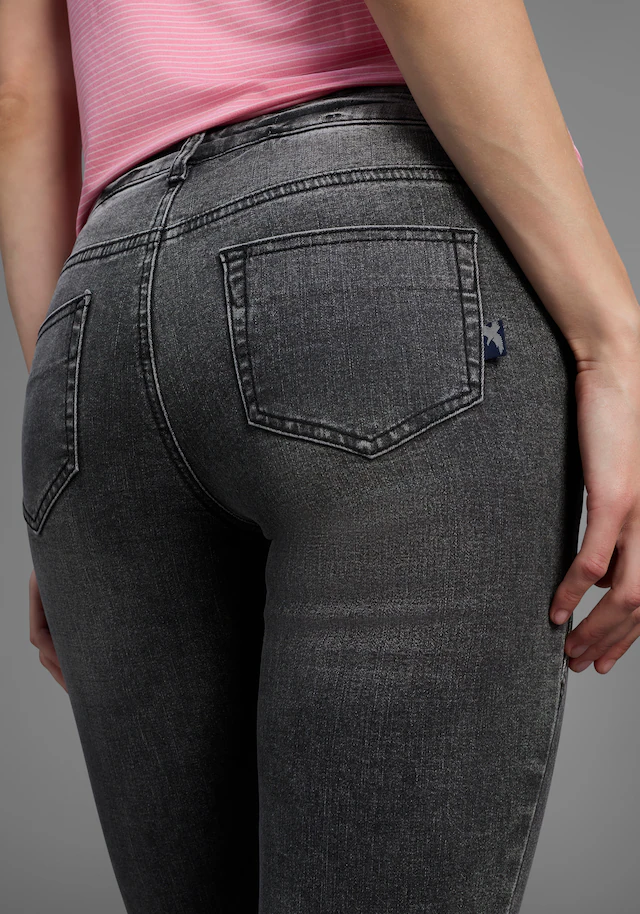 Arizona Bootcut-Jeans »mit Keileinsätzen« ausgestellte Beinform, niedrige Leibhöhe, elastisches Material