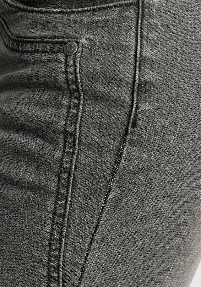 Arizona Bootcut-Jeans »mit Keileinsätzen« ausgestellte Beinform, niedrige Leibhöhe, elastisches Material