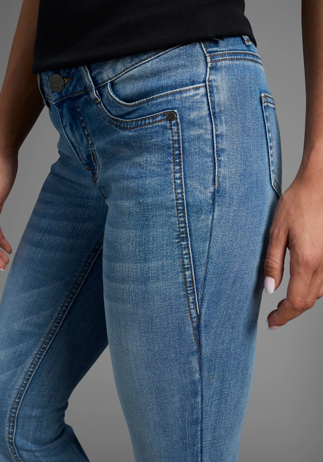 Arizona Bootcut-Jeans »mit Keileinsätzen« ausgestellte Beinform, niedrige Leibhöhe, elastisches Material