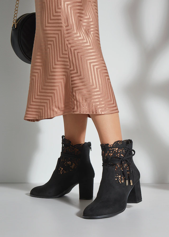 LASCANA High-Heel-Stiefelette »Herbststiefelette, Ankle Boot, Stiefel,« mit modischer Spitze und bequemen Blockabsatz