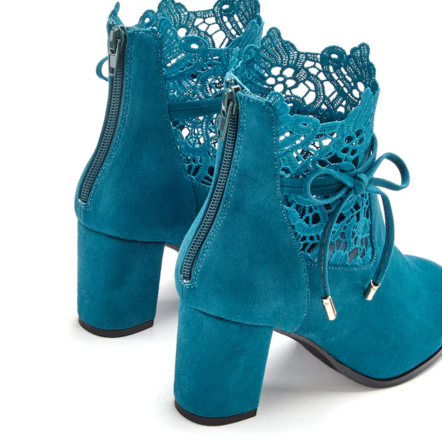 LASCANA High-Heel-Stiefelette »Herbststiefelette, Ankle Boot, Stiefel,« mit modischer Spitze und bequemen Blockabsatz