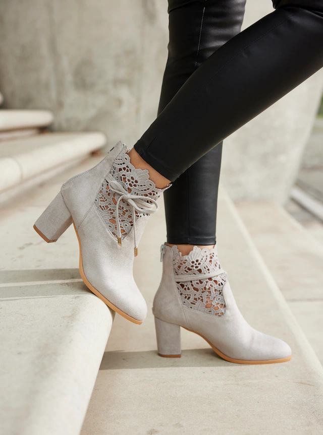 LASCANA High-Heel-Stiefelette »Herbststiefelette, Ankle Boot, Stiefel,« mit modischer Spitze und bequemen Blockabsatz