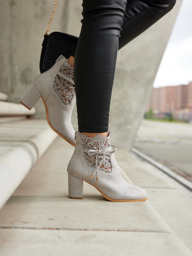 LASCANA High-Heel-Stiefelette »Herbststiefelette, Ankle Boot, Stiefel,« mit modischer Spitze und bequemen Blockabsatz