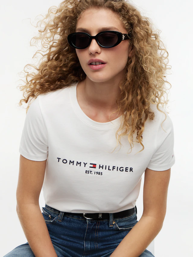 Tommy Hilfiger Rundhalsshirt »HERITAGE HILFIGER C-NK REG TEE« mit gesticktem Tommy Hilfiger Linear Logo-Schriftzug