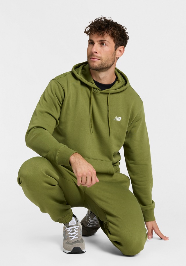 New Balance Jogginghose »SPORT ESSENTIALS FLEECE JOGGER« mit Eingrifftaschen, aus Fleece, lockere Passform